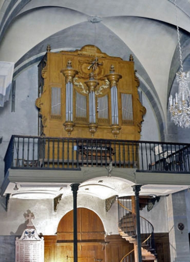 Vue générale de trois quarts en contre-plongée. © Région Bourgogne-Franche-Comté, Inventaire du patrimoine