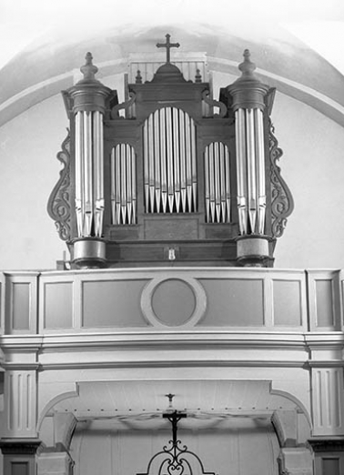 Vue générale de face en contre-plongée. © Région Bourgogne-Franche-Comté, Inventaire du patrimoine