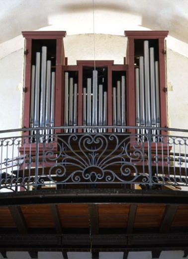 Orgue de choeur, vu de face en contre-plongée. © Région Bourgogne-Franche-Comté, Inventaire du patrimoine