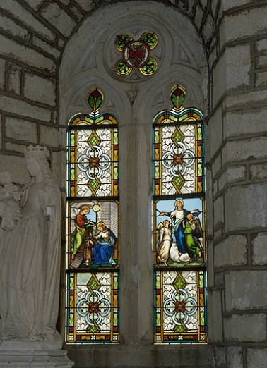 Vue d'ensemble : deux lancettes (Annonciation et Assomption) et quadrilobe avec écu armorié de Thiebaud de Rougemont. © Région Bourgogne-Franche-Comté, Inventaire du patrimoine
