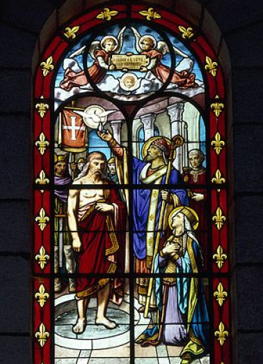 Baptême de Clovis : baie 1 réalisée à la fin du 19e siècle ou au début du 20e par l'atelier Vve J. Beyer  (grande composition, bordure de fleur de lys et inscription sur banderole tenue par deux anges au tympan). © Région Bourgogne-Franche-Comté, Inventaire du patrimoine