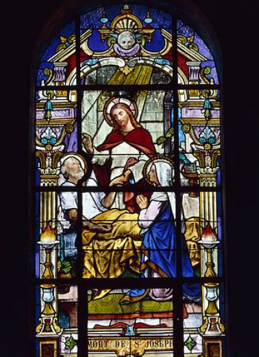 Mort de saint Joseph : baie 5 réalisée par l'atelier Vve J. Beyer et fils aîné à la fin du 19e siècle ou au début du 20e (grand personnage debout dans un encadrement d'architecture de style Renaissance). © Région Bourgogne-Franche-Comté, Inventaire du patrimoine