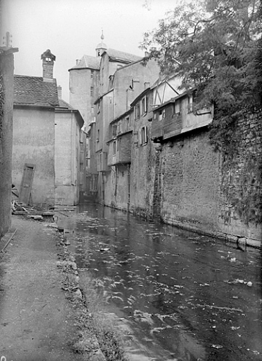 Canal de la Schliffe dans le Bourg Vauthier, début 20e siècle. © Région Bourgogne-Franche-Comté, Inventaire du patrimoine Canal de la Schliffe dans le Bourg Vauthier, début 20e siècle. © Région Bourgogne-Franche-Comté, Inventaire du patrimoine