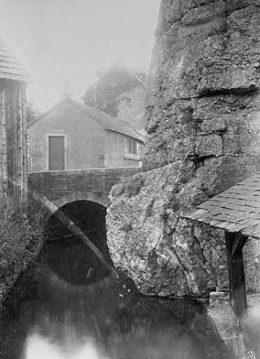 Pont Sous-le-Châtel vu de l'aval, fin 19e ou début 20e siècle. © Région Bourgogne-Franche-Comté, Inventaire du patrimoine Pont Sous-le-Châtel vu de l'aval, fin 19e ou début 20e siècle. © Région Bourgogne-Franche-Comté, Inventaire du patrimoine