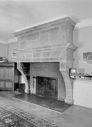 Première cheminée au deuxième étage. © Région Bourgogne-Franche-Comté, Inventaire du patrimoine