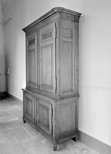 Vue d'ensemble d'une armoire, trois quarts gauche. © Région Bourgogne-Franche-Comté, Inventaire du patrimoine