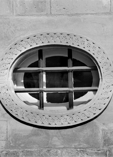 Façade sur la place, oculus du rez-de-chaussée. © Région Bourgogne-Franche-Comté, Inventaire du patrimoine