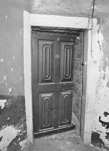 Porte du deuxième étage dans la tour d'escalier. © Région Bourgogne-Franche-Comté, Inventaire du patrimoine