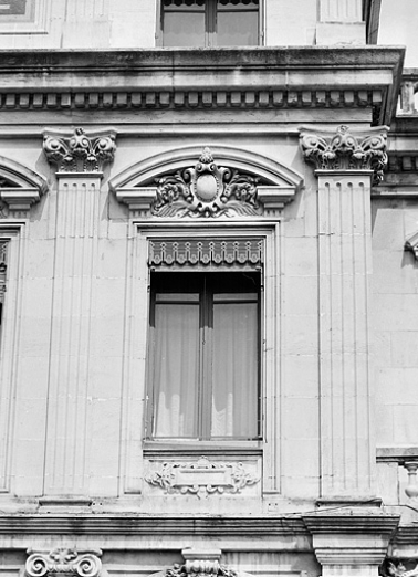 Banque. Façade principale, fenêtre de l'étage. © Région Bourgogne-Franche-Comté, Inventaire du patrimoine