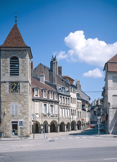 Le beffroi et la rue du Commerce. © Région Bourgogne-Franche-Comté, Inventaire du patrimoine