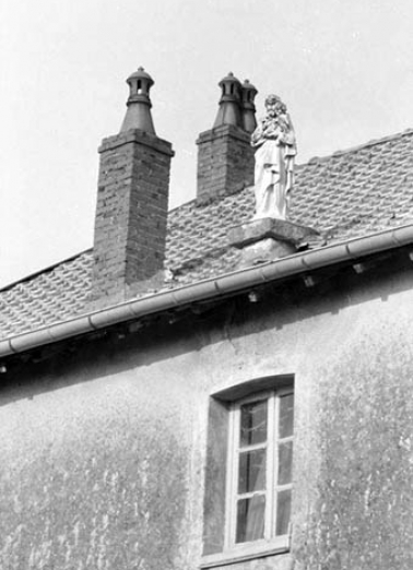 Façade antérieure : baie et statue de saint Joseph. © Région Bourgogne-Franche-Comté, Inventaire du patrimoine