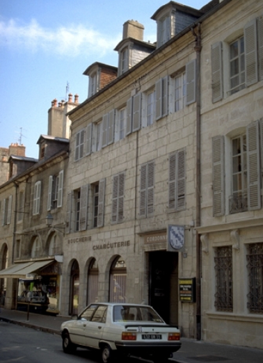 Façade antérieure de la maison, vue de trois quarts droit. © Région Bourgogne-Franche-Comté, Inventaire du patrimoine Façade antérieure de la maison, vue de trois quarts droit. © Région Bourgogne-Franche-Comté, Inventaire du patrimoine