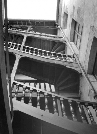 Escalier de distribution extérieur (D). © Région Bourgogne-Franche-Comté, Inventaire du patrimoine