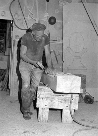 Taille de la pierre au burin (J. Faccenda). © Région Bourgogne-Franche-Comté, Inventaire du patrimoine