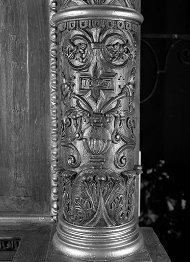 Détail : partie inférieure de la colonne de droite du retable. © Région Bourgogne-Franche-Comté, Inventaire du patrimoine