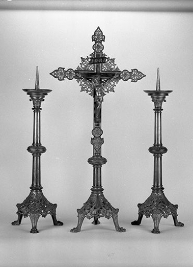 La croix et deux chandeliers. © Région Bourgogne-Franche-Comté, Inventaire du patrimoine