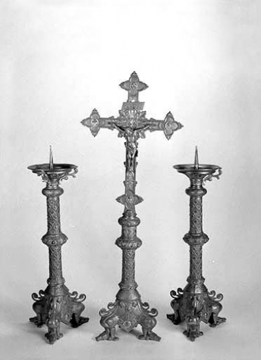 La croix et deux chandeliers. © Région Bourgogne-Franche-Comté, Inventaire du patrimoine La croix et deux chandeliers. © Région Bourgogne-Franche-Comté, Inventaire du patrimoine