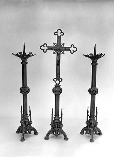 Vue de la croix et de deux chandeliers. © Région Bourgogne-Franche-Comté, Inventaire du patrimoine