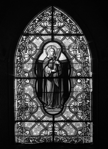 Verrière de sainte Barbe dans la chapelle nord. © Région Bourgogne-Franche-Comté, Inventaire du patrimoine