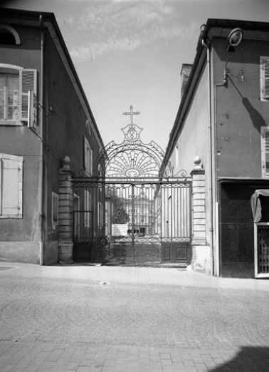 Grille d'entrée de la cour côté Grande Rue : fermée et de face. © Région Bourgogne-Franche-Comté, Inventaire du patrimoine