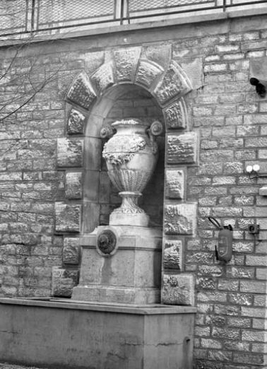 Fontaine dans la deuxième cour du collège. © Région Bourgogne-Franche-Comté, Inventaire du patrimoine