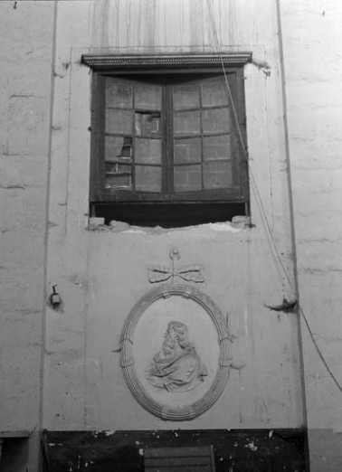 Chapelle : intérieur, façade latérale droite avec médaillon de saint Paul? surmonté d'une baie murée. © Région Bourgogne-Franche-Comté, Inventaire du patrimoine