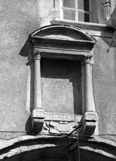 Façade antérieure : partie droite, détail de la niche au dessus du portail d'entrée. © Région Bourgogne-Franche-Comté, Inventaire du patrimoine