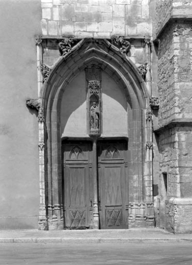 Bras droit du transept : portail d'entrée. © Région Bourgogne-Franche-Comté, Inventaire du patrimoine