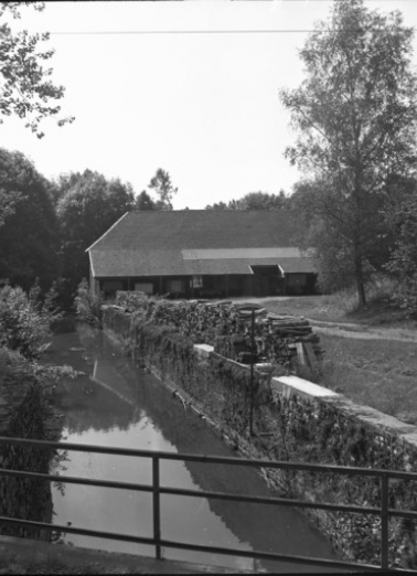 Le canal et la halle à charbon en 1989. © Région Bourgogne-Franche-Comté, Inventaire du patrimoine Le canal et la halle à charbon en 1989. © Région Bourgogne-Franche-Comté, Inventaire du patrimoine