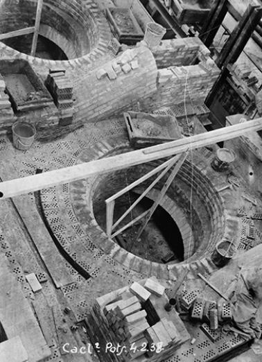 Atelier du chlorure de calcium : construction des pots. © Région Bourgogne-Franche-Comté, Inventaire du patrimoine Atelier du chlorure de calcium : construction des pots. © Région Bourgogne-Franche-Comté, Inventaire du patrimoine