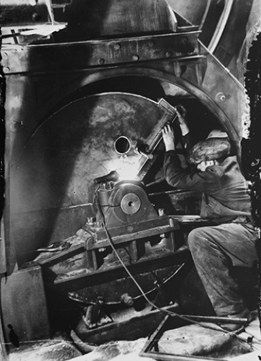 Atelier de réparation : intervention sur le galet sécheur d'un four tournant de la soudière. © Région Bourgogne-Franche-Comté, Inventaire du patrimoine Atelier de réparation : intervention sur le galet sécheur d'un four tournant de la soudière. © Région Bourgogne-Franche-Comté, Inventaire du patrimoine