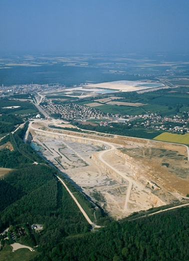 La carrière vue de l'est, photographie aérienne. © Région Bourgogne-Franche-Comté, Inventaire du patrimoine La carrière vue de l'est, photographie aérienne. © Région Bourgogne-Franche-Comté, Inventaire du patrimoine