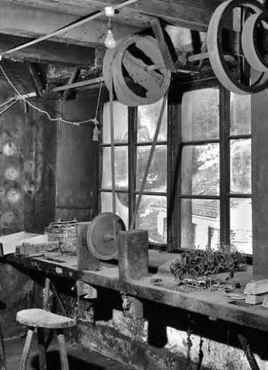 Intérieur : tour à polir et transmission. © Région Bourgogne-Franche-Comté, Inventaire du patrimoine