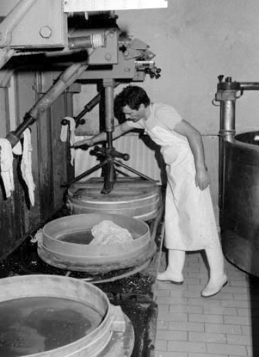 Fabrication du comté : mise sous presse. © Région Bourgogne-Franche-Comté, Inventaire du patrimoine