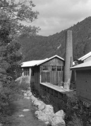 Cheminée d'usine et cours d'eau. © Région Bourgogne-Franche-Comté, Inventaire du patrimoine