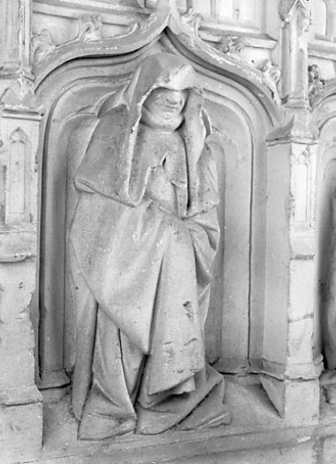 Détail : face sud, 4ème pleurant (en partant de la gauche). © Région Bourgogne-Franche-Comté, Inventaire du patrimoine