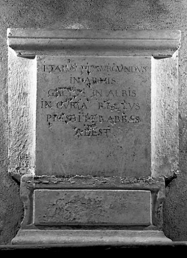 Détail : l'épitaphe. © Région Bourgogne-Franche-Comté, Inventaire du patrimoine