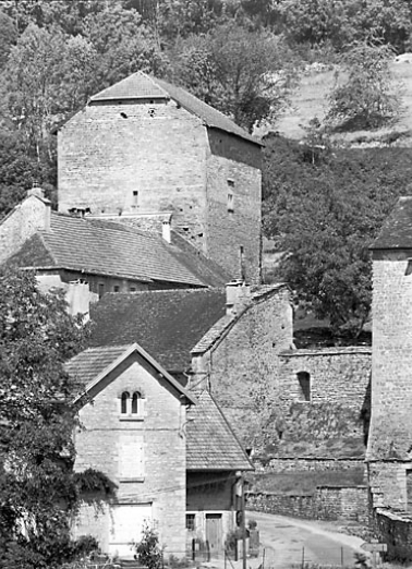 Le donjon et l'hôtellerie vus depuis le sud est. © Région Bourgogne-Franche-Comté, Inventaire du patrimoine