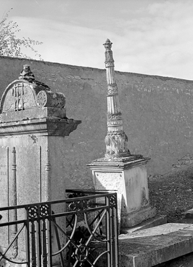 Flambeau renversé : de trois quarts droit. © Région Bourgogne-Franche-Comté, Inventaire du patrimoine