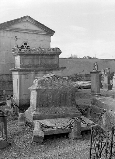 Tombeau du peintre Léon Marie Joseph Billardet : de trois quarts droit. © Région Bourgogne-Franche-Comté, Inventaire du patrimoine