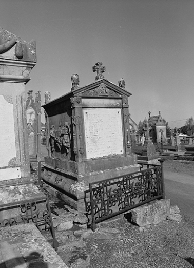 Tombeau du notaire Morel, de trois quarts gauche. © Région Bourgogne-Franche-Comté, Inventaire du patrimoine