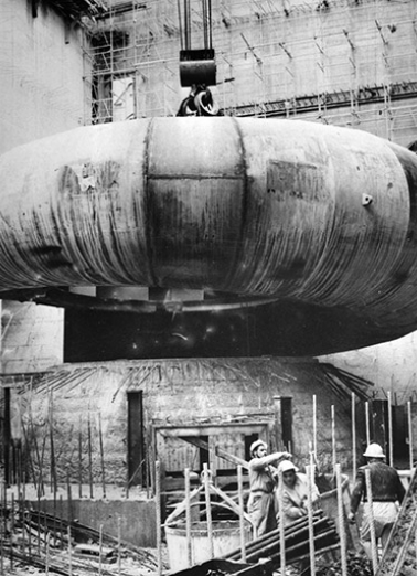 Bâche métallique CAFL en cours d'acheminement par le pont roulant et avant sa mise en place sur sa murette support. © Région Bourgogne-Franche-Comté, Inventaire du patrimoine Bâche métallique CAFL en cours d'acheminement par le pont roulant et avant sa mise en place sur sa murette support. © Région Bourgogne-Franche-Comté, Inventaire du patrimoine