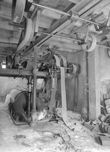 Bâtiment d'eau : bâche de la turbine et transmission. © Région Bourgogne-Franche-Comté, Inventaire du patrimoine Bâtiment d'eau : bâche de la turbine et transmission. © Région Bourgogne-Franche-Comté, Inventaire du patrimoine