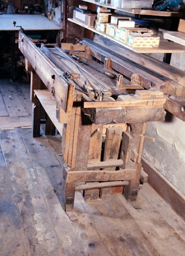 Banc à racler vu de trois quarts droite. © Région Bourgogne-Franche-Comté, Inventaire du patrimoine Banc à racler vu de trois quarts droite. © Région Bourgogne-Franche-Comté, Inventaire du patrimoine