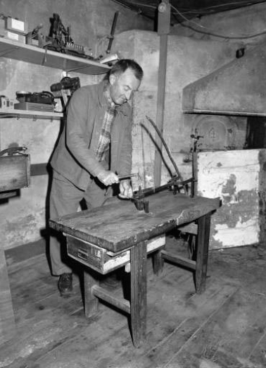 Poinçonnage d'une lame. © Région Bourgogne-Franche-Comté, Inventaire du patrimoine Poinçonnage d'une lame. © Région Bourgogne-Franche-Comté, Inventaire du patrimoine