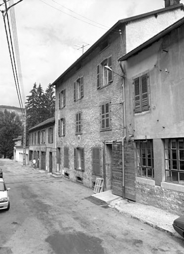 Maison (20e siècle) au n° 13 rue de l'Industrie. Maison (AE 20) avec des baies en arc segmentaire à encadrement en briques. © Région Bourgogne-Franche-Comté, Inventaire du patrimoine