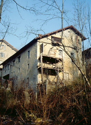 Façades postérieure et latérale gauche des ateliers de fabrication (cadrage vertical). © Région Bourgogne-Franche-Comté, Inventaire du patrimoine