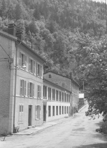 Façade antérieure des bâtiments, de trois quarts gauche. © Région Bourgogne-Franche-Comté, Inventaire du patrimoine Façade antérieure des bâtiments, de trois quarts gauche. © Région Bourgogne-Franche-Comté, Inventaire du patrimoine