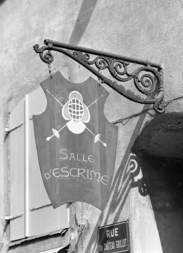 Bec de gaz situé rue des Terreaux, réutilisé en porte-enseigne. © Région Bourgogne-Franche-Comté, Inventaire du patrimoine Bec de gaz situé rue des Terreaux, réutilisé en porte-enseigne. © Région Bourgogne-Franche-Comté, Inventaire du patrimoine