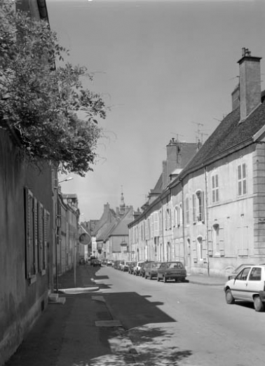 Vue de la rue Victor Hugo depuis l'emplacement de l'ancien couvent des Carmes. © Région Bourgogne-Franche-Comté, Inventaire du patrimoine